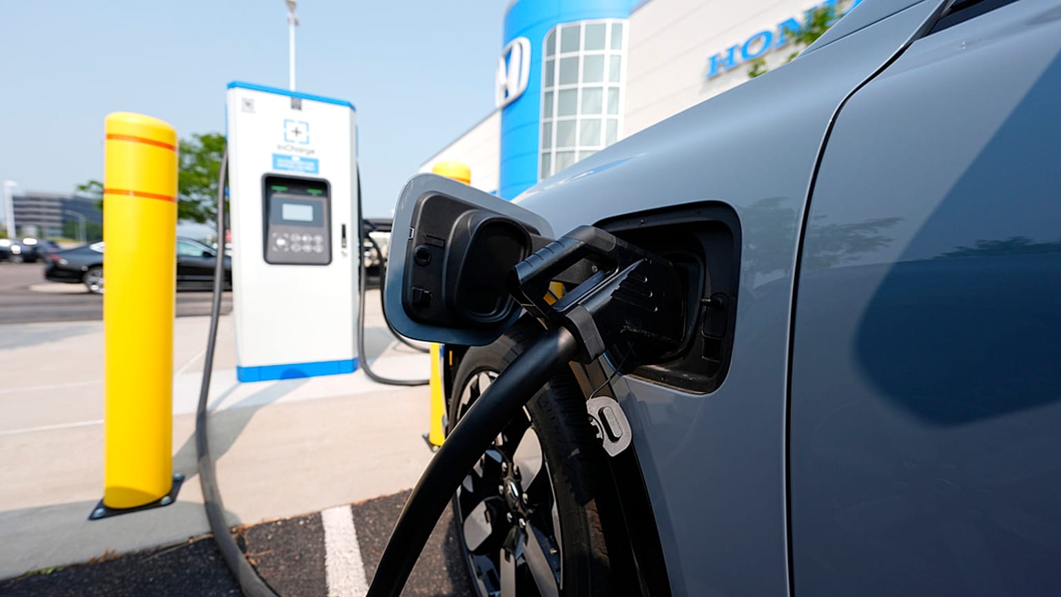 Gli Stati Uniti e il Regno Unito sono ora mercati chiave per i veicoli ibridi ed elettrici europei. 