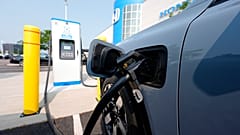 Οι ΗΠΑ και το Ηνωμένο Βασίλειο αποτελούν πλέον βασικές αγορές για τα ευρωπαϊκά υβριδικά και ηλεκτρικά οχήματα