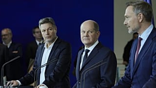 Robert Habeck zöld társelnök (b), Olaf Scholz kancellár és Christian Lindner, az FDP elnöke