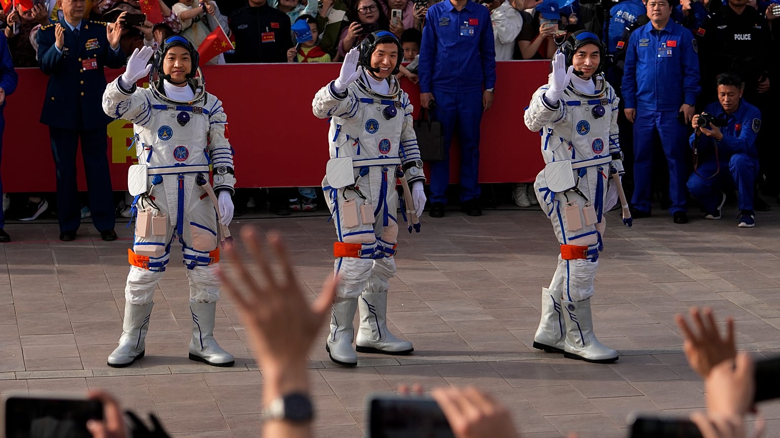 Los astronautas chinos de la misión Shenzhou-18, Ye Guangfu, Li Cong y Li Guangsu saludan mientras asisten a una ceremonia de despedida de su misión espacial tripulada.