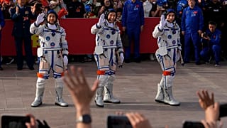 Dosya- Shenzhou-18 görevinin Çinli astronotları, sağdan, Ye Guangfu, Li Cong ve Li Guangsu insanlı uzay görevleri için düzenlenen uğurlama törenine katılırken el sallıyorlar.