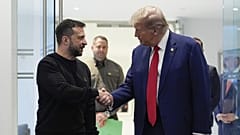 O ex-Presidente Donald Trump, candidato à presidência republicana, à direita, e o Presidente da Ucrânia, Volodymyr Zelenskyy, na Trump Tower, a 27 de setembro de 2024, em Nova Iorque.