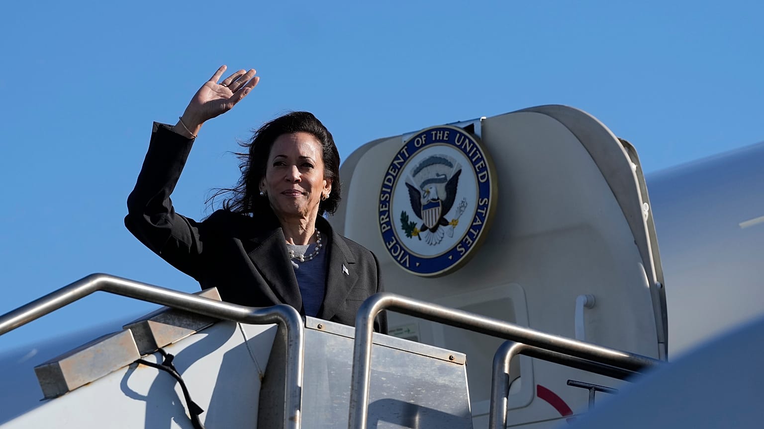Kamala Harris integet az Air Force One-ról.