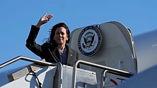 Kamala Harris integet az Air Force One-ról.