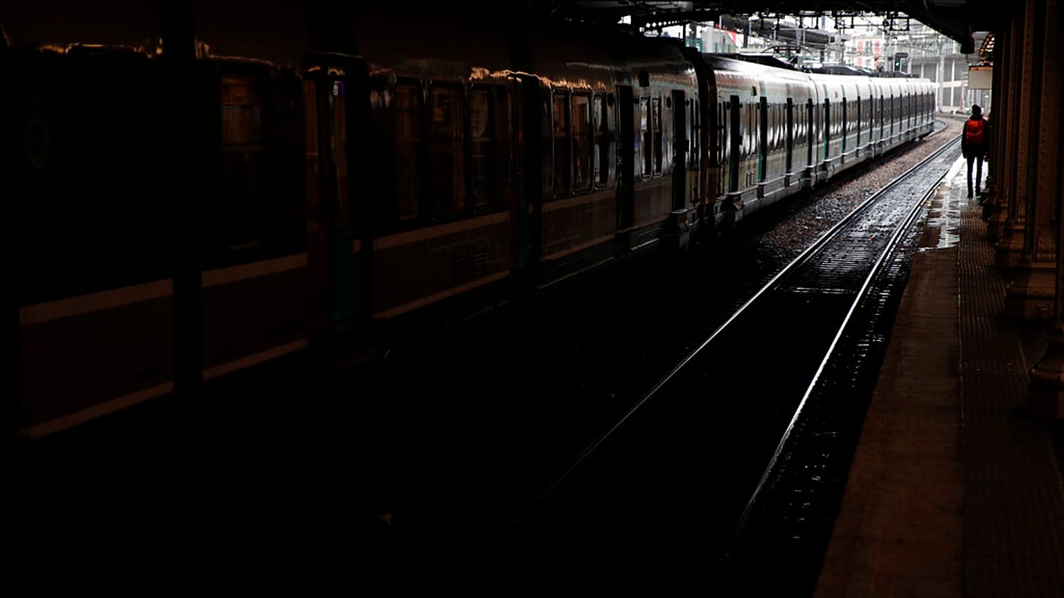Un pasajero permanece en el andén vacío de un metro RER suburbano, en París, el 8 de diciembre de 2019.