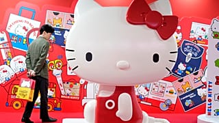 Tokyo'daki Tokyo Ulusal Müzesi'nde Hello Kitty'nin 50. yıldönümü münasebetiyle 'Ben değiştikçe o da değişiyor' başlıklı Hello Kitty sergisi 