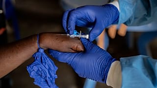 Bir sağlık çalışanı, Kongo'nun doğusundaki Munigi'de bulunan bir tedavi merkezinde bir mpox hastasıyla ilgileniyor, 16 Ağustos 2024