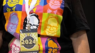 Bir hissedar, Mayıs ayındaki Berkshire Hathaway yıllık toplantısında Andy Warhol tablosu tarzında Warren Buffett'ın portresinin bulunduğu bir tişört giyiyor