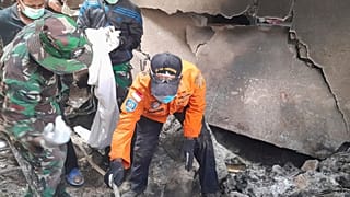 Διασώστες αναζητούν εγκλωβισμένους κατοίκους