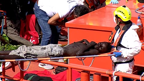 Un migrant est débarqué sur une civière à El Hierro, Îles Canaries, Espagne le 03.11.2024