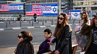 بیلبورد طرفداران دونالد ترامپ روبروی یک ایستگاه اتوبوس در تل آویوـاسرائیل