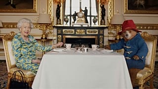 Kraliçe Elizabeth II ve Ayı Paddington 2022'de