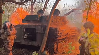 Orosz katonák tarackágyúval lövik az ukránok állásait Kurszknál