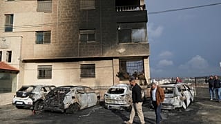 Filistinliler, 4 Kasım 2024 Pazartesi günü El-Bireh'te İsrailli yerleşimcilerin sabah erken saatlerde düzenlediği saldırı sırasında yanan araçları inceliyor.
