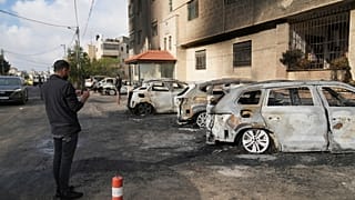 Colonos israelitas incendeiam carros na Cisjordânia ocupada