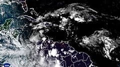 NOAA tarafından sağlanan bu uydu görüntüsü hava sistemlerini göstermekte, 3 Kasım 2024