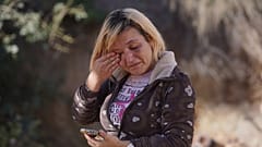 Una mujer se limpia los ojos en una zona dañada por las inundaciones en Chiva, cerca de Valencia, España.