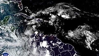 تُظهر صورة القمر الصناعي هذه التي قدمتها الإدارة الوطنية للمحيطات والغلاف الجوي (NOAA) أنظمة الطقس يوم الأحد، 3 نوفمبر 2024. (NOAA عبر أسوشيتد برس)