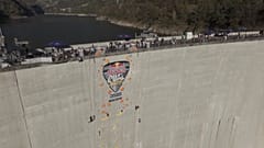 Imagen aérea de la presa de Verzasca.