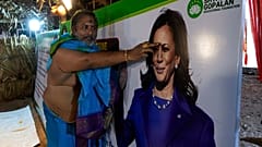 Egy hindu szerzetes tilakot fest a Kamala Harrist ábrázoló plakátra
