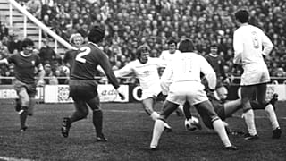 Kelemen Gusztáv lába lövésre lendül, a háttérben Pusztai László, háttal Máté (11) és Nyilasi (8) ugrásra készen figyel az FTC-Liverpool (0-0) mérkőzésen 1974.11.05-én.