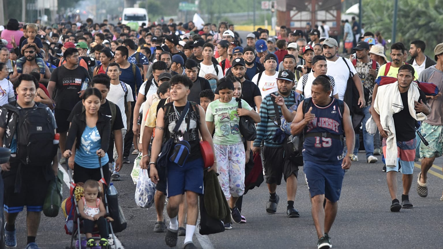 I migranti camminano lungo l'autostrada che attraversa Suchiate, nello stato del Chiapas, nel Messico meridionale, il 21 luglio 2024, durante il loro viaggio verso il confine con gli Stati Uniti.