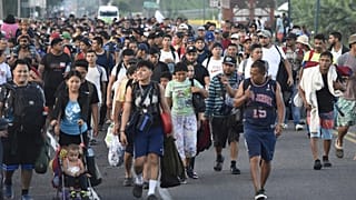 I migranti camminano lungo l'autostrada che attraversa Suchiate, nello stato del Chiapas, nel Messico meridionale, il 21 luglio 2024, durante il loro viaggio verso il confine con gli Stati Uniti.