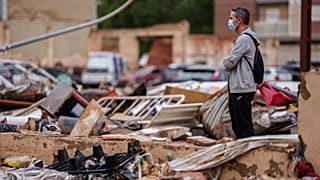 Ένας άνδρας βλέπει την καταστροφή σε μια περιοχή που επλήγη από τις πλημμύρες στο Alfafar της Ισπανίας, τη Δευτέρα 4 Νοεμβρίου 2024.