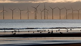 Egy tengeri szélerőműpark látható a tengerpartról az angliai Hartlepoolban, 2019. november 12-én.