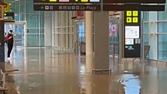 Áll a víz az El Prat repülőtéren