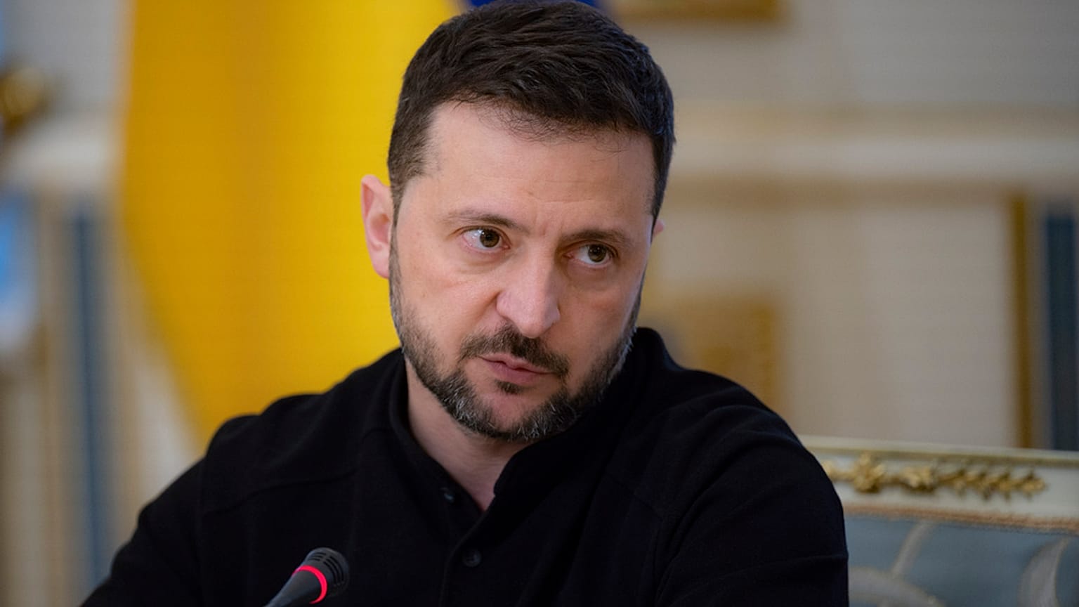 Il presidente ucraino Volodymyr Zelensky parla con i giornalisti ucraini a Kiev, Ucraina, 21 ottobre 2024