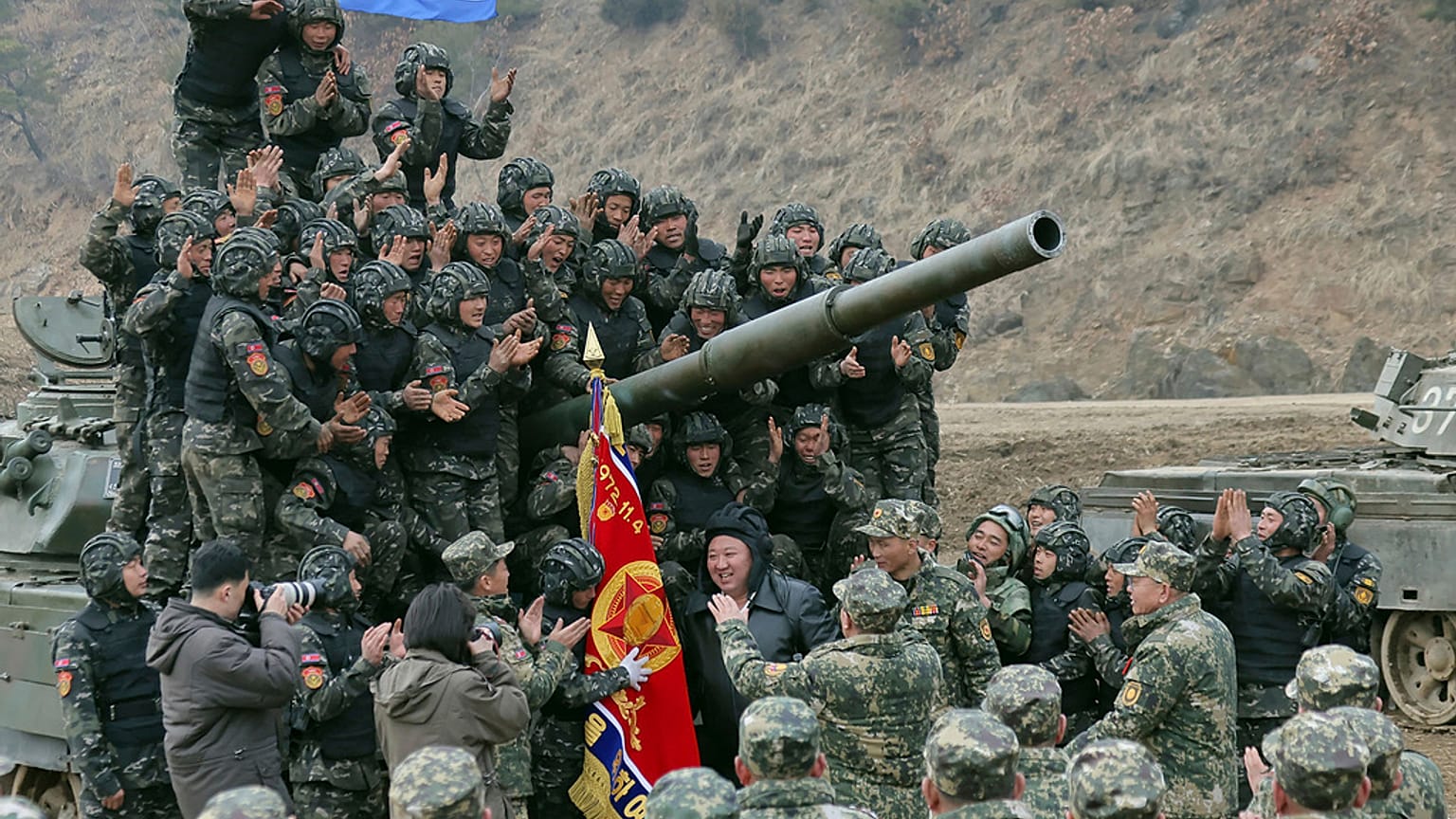 Észak-koreai katonák lelkesen üdvözli vezérüket