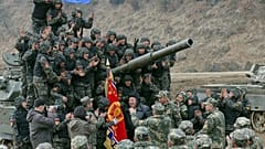 Észak-koreai katonák lelkesen üdvözli vezérüket