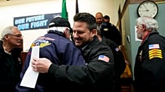 O líder sindical de Seattle, Jon Holden, cumprimenta os membros do sindicato depois de anunciar que tinham votado a favor de uma nova proposta de contrato da Boeing