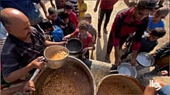 Crianças fazem fila para comprar comida, Al-Zawaida, num campo para pessoas deslocadas, Gaza, 04.11.2024 