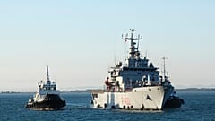 La nave Libra della Marina militare in arrivo al porto di Shengjin, Albania, con a bordo il primo gruppo di migranti destinato ai centri per il rimpatrio, 16 ottobre 2024