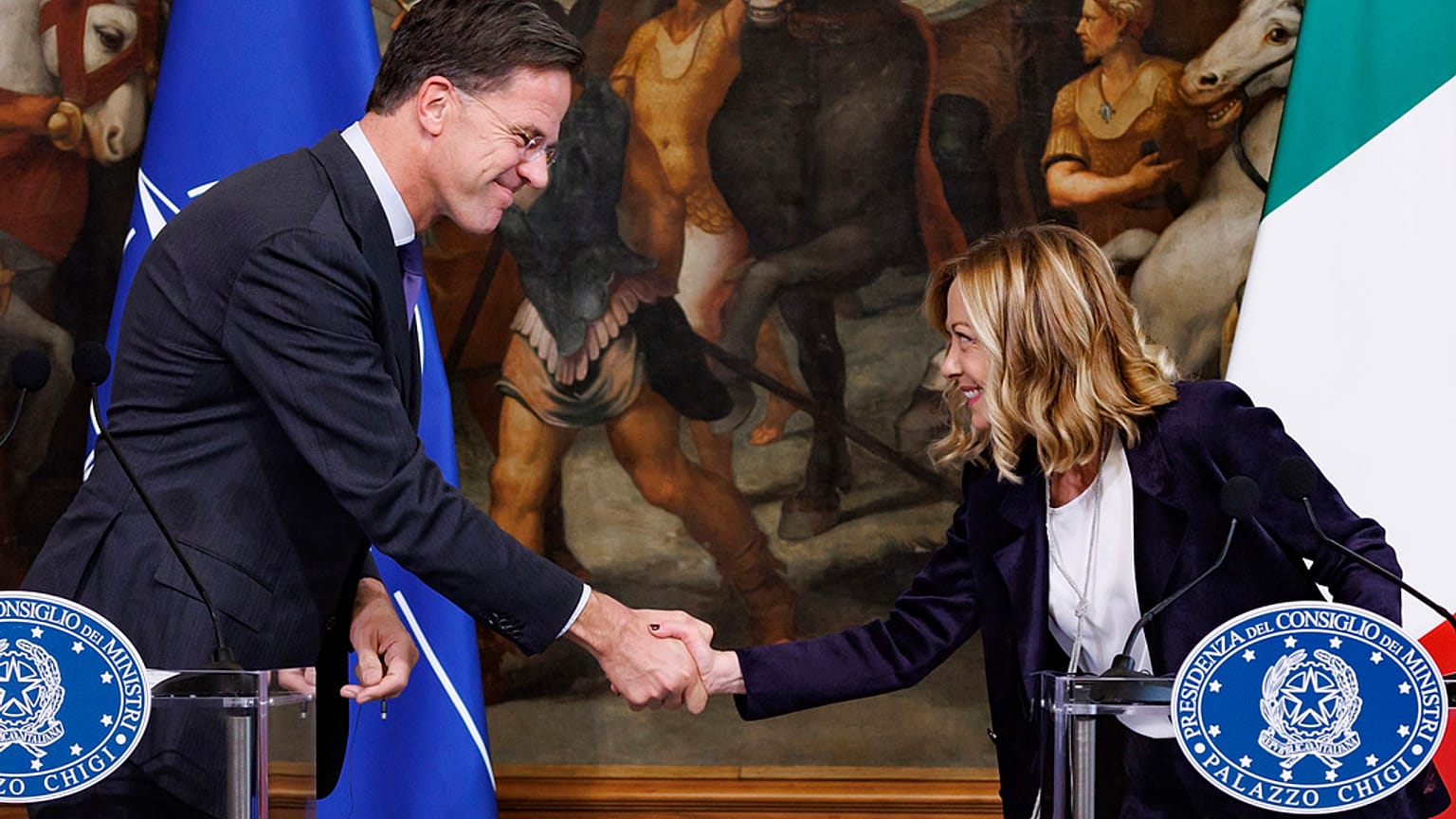 Ο γενικός γραμματέας του ΝΑΤΟ Mark Rutte και η πρωθυπουργός Giorgia Meloni