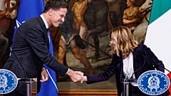 Ο γενικός γραμματέας του ΝΑΤΟ Mark Rutte και η πρωθυπουργός Giorgia Meloni
