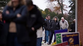 Des Américains font la queue devant un bureau de vote en Pennsylvanie.