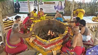 Vor den US-Wahlen am Dienstag haben Hindu-Priester in Indien für den Sieg der von ihnen unterstützten Kandidaten gebetet. 