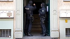 Сотрудники полиции во время рейда против подозреваемых членов ультраправой военизированной группировки в Дрездене, Германия, 5 ноября 2024 г.