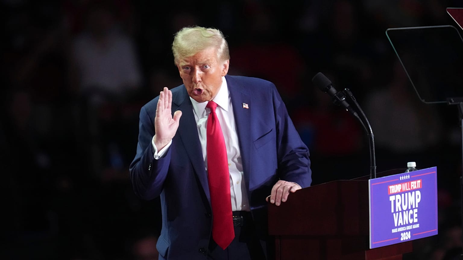 Cumhuriyetçi başkan adayı eski Başkan Donald Trump, 4 Kasım 2024 Pazartesi günü Pittsburgh, Pa'da PPG Paints Arena'da düzenlenen bir kampanya mitinginde konuşuyor.