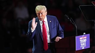 Der republikanische Präsidentschaftskandidat und ehemalige Präsident Donald Trump spricht bei einer Wahlkampfveranstaltung in der PPG Paints Arena, Montag, 4. November 2024, in Pittsburgh, Pa.