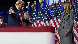 Кандидат в президенты от Республиканской партии, экс-президент США Дональд Трамп и его супруга Мелания на вечеринке по случаю выборов в конференц-центре Палм-Бич,  6/11/2024