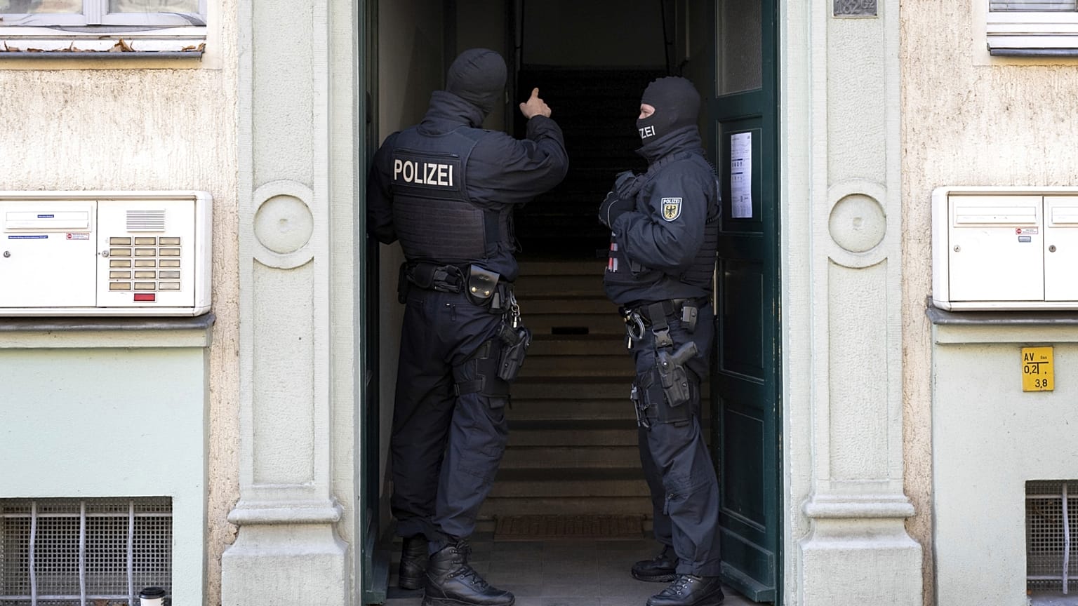 Rendőrök az egyik házkutatás helyszínén, Drezdában