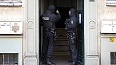 Rendőrök az egyik házkutatás helyszínén, Drezdában