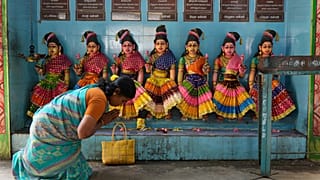 Sri Dharmasastha tapınağında, Harris'in zaferi için özel dualar okunduktan sonra bir köylü, Hindu tanrıçalarının putlarının önünde dua ediyor