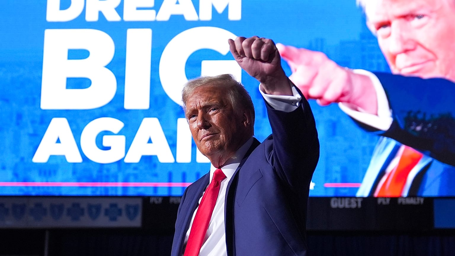 El expresidente Donald Trump gesticula en un acto de campaña el martes 5 de noviembre en Grand Rapids, Michigan. 