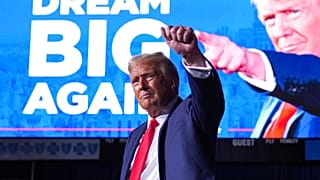 El expresidente Donald Trump gesticula en un acto de campaña el martes 5 de noviembre en Grand Rapids, Michigan.