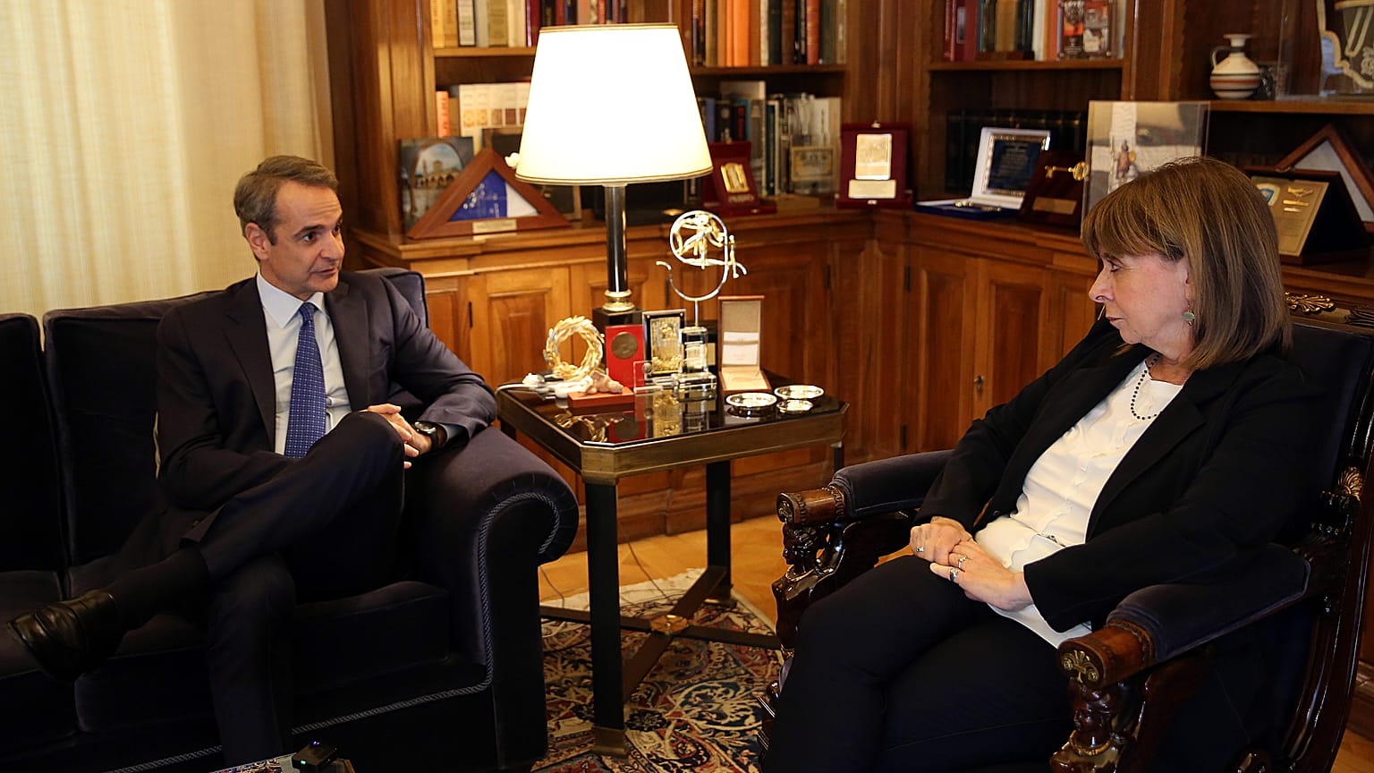 Η Πρόεδρος της Δημοκρατίας Κατερίνα Σακελλαροπούλου συνομιλεί με τον πρωθυπουργό Κυριάκο Μητσοτάκη, κατά τη διάρκεια της συνάντησής τους στο Προεδρικό Μέγαρο